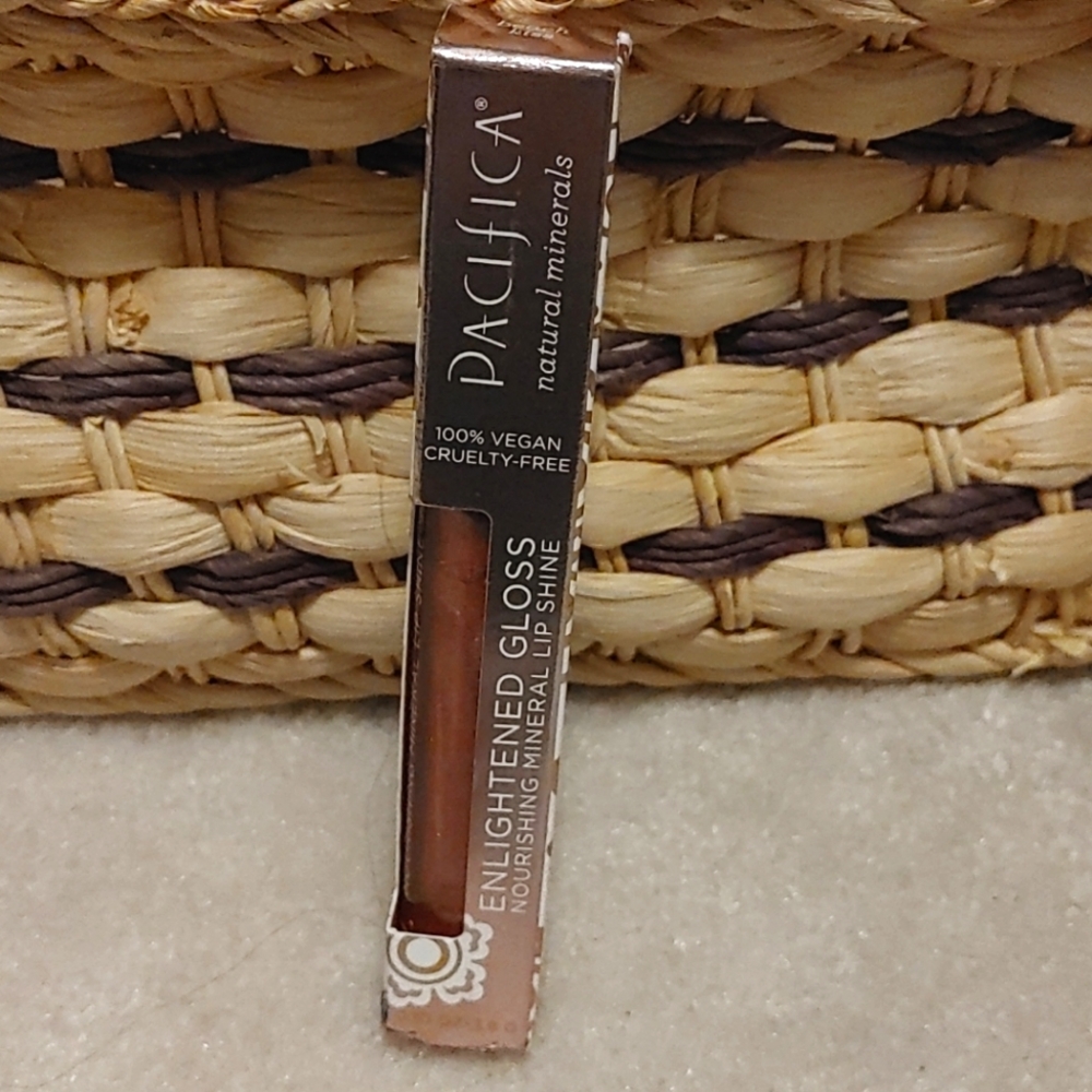 PACIFICA

ENLIGHTENED GLOSS MINERAL LIP Beach Kiss